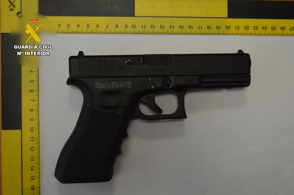 20230828 amenazas arma fuego simulada