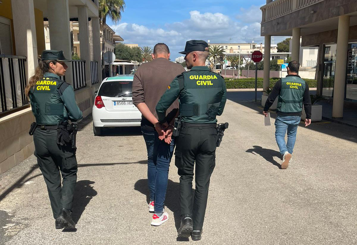 20230406 detenidos santanyI 18 aieres acondicionados