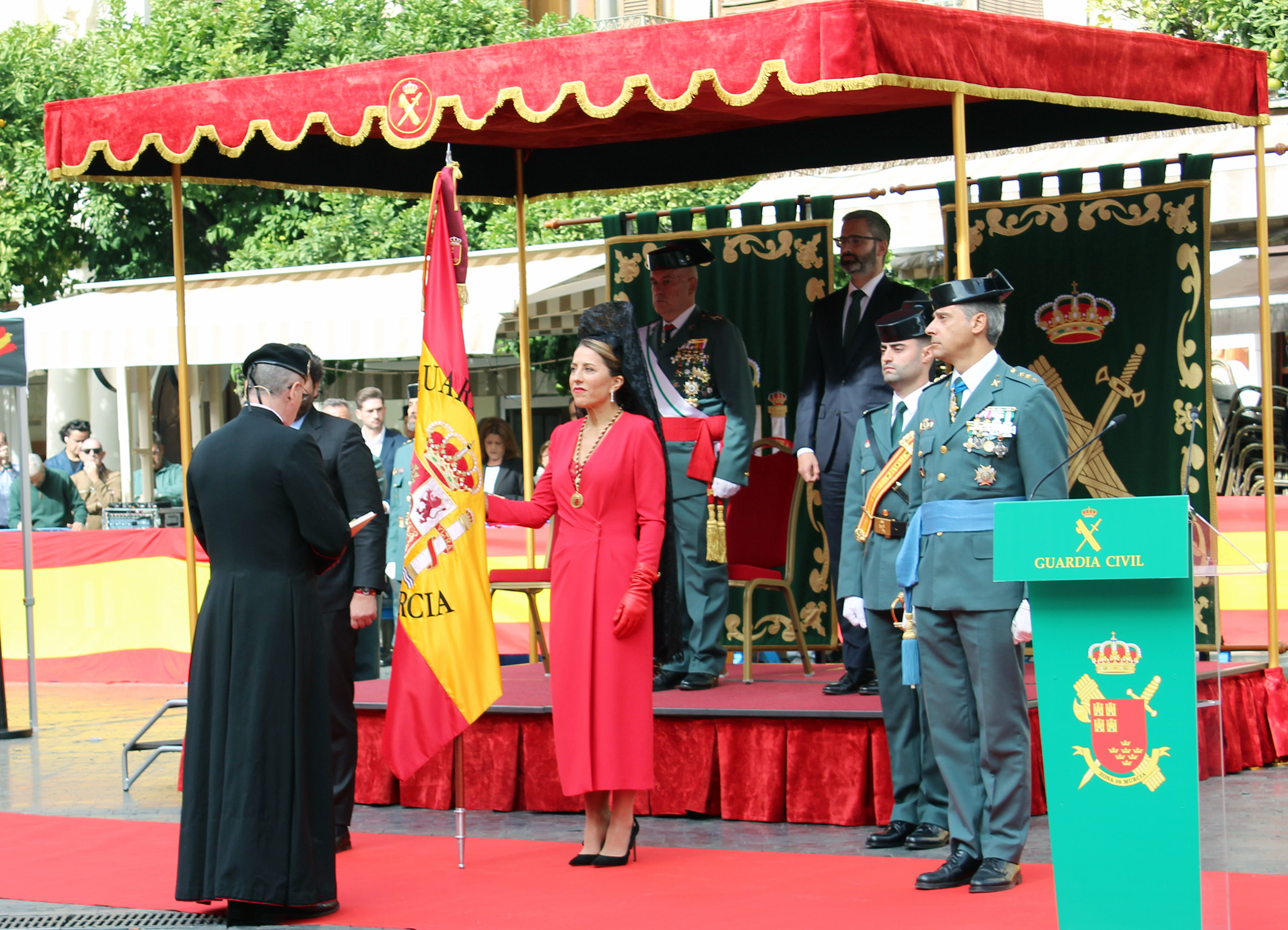 20251113 ENTREGA BANDERA NACIONAL 03