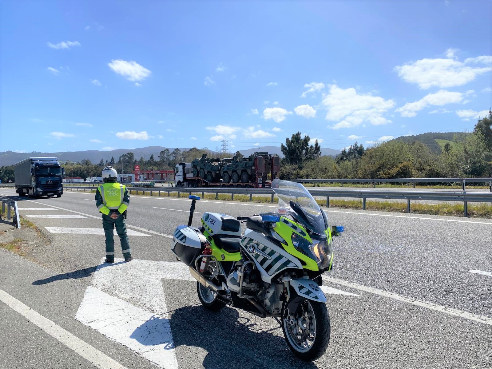 AGENTE AGRUPACIÓN TRÁFICO VIGILANDO AUTOVÍA OVIEDO SERÍN.jpg