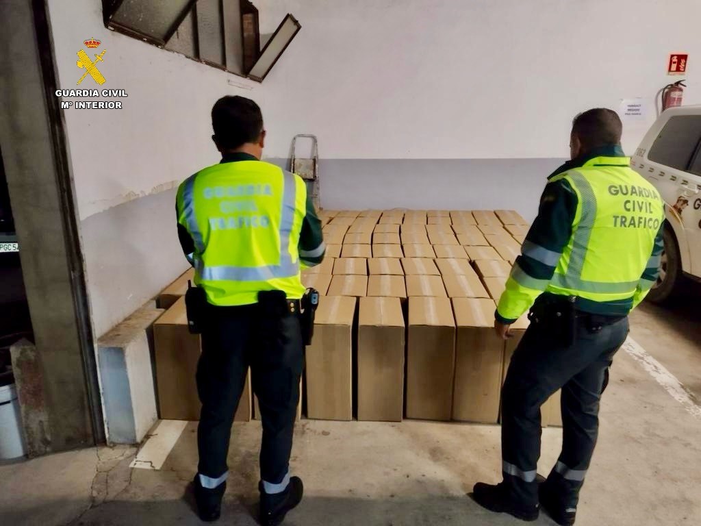 Agentes con el tabaco aprehendido