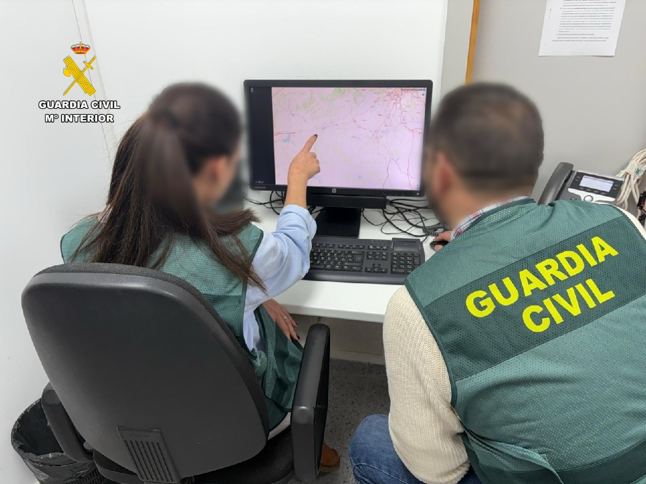Agentes durante la investigación ordenador