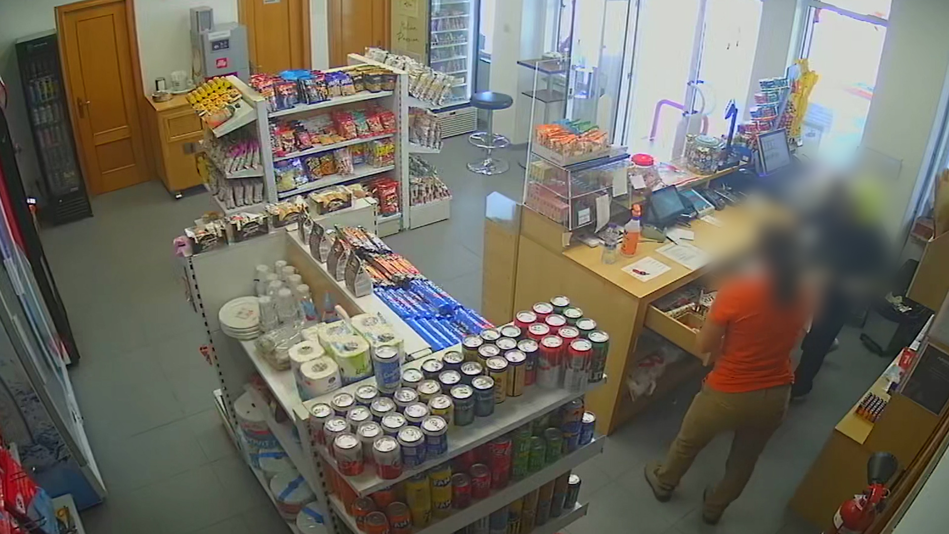 Atraco gasolinera valencia editada.00 00 37 22.Imagen fija003