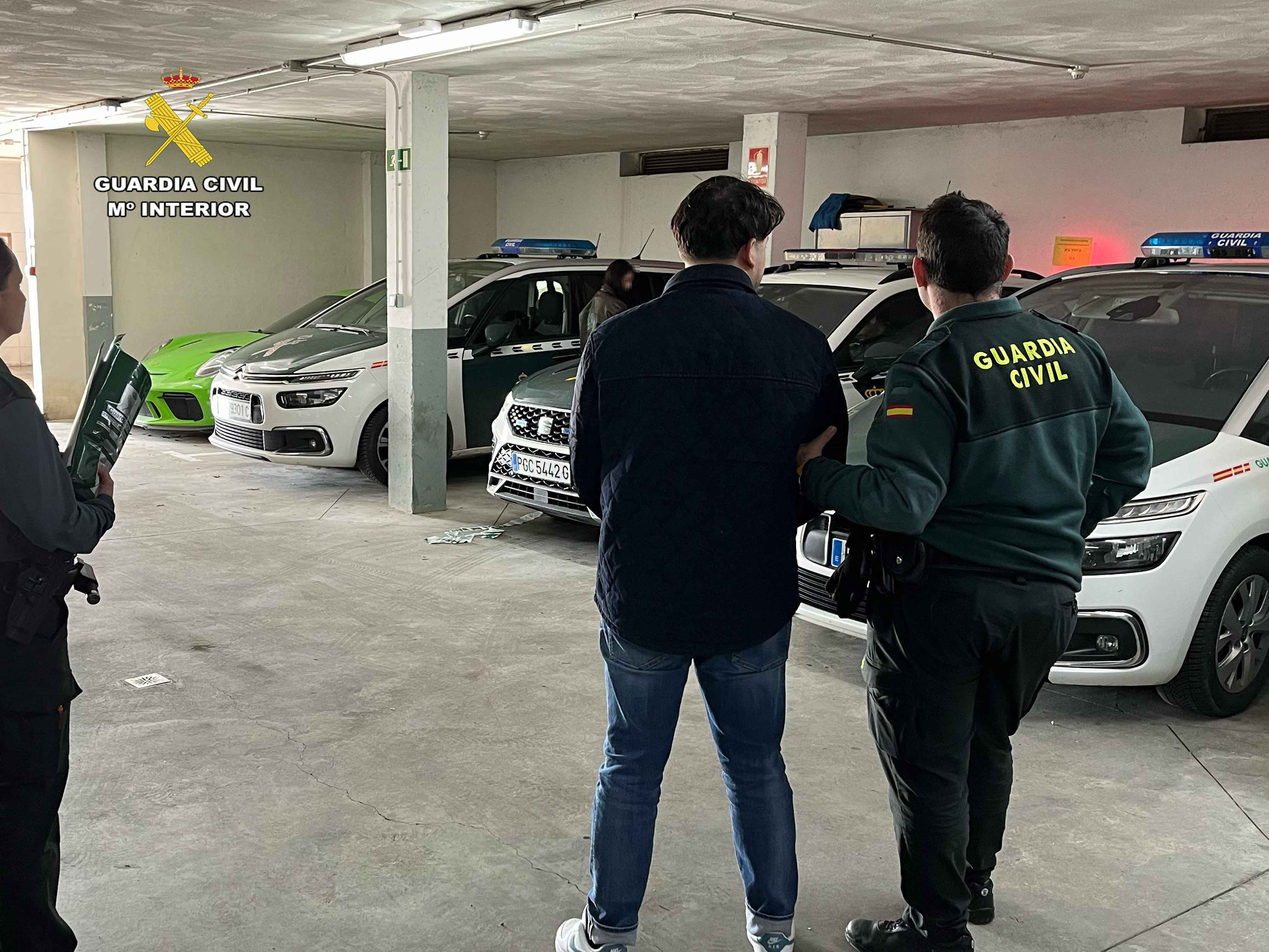 Detenidos abrazo cariñoso 5