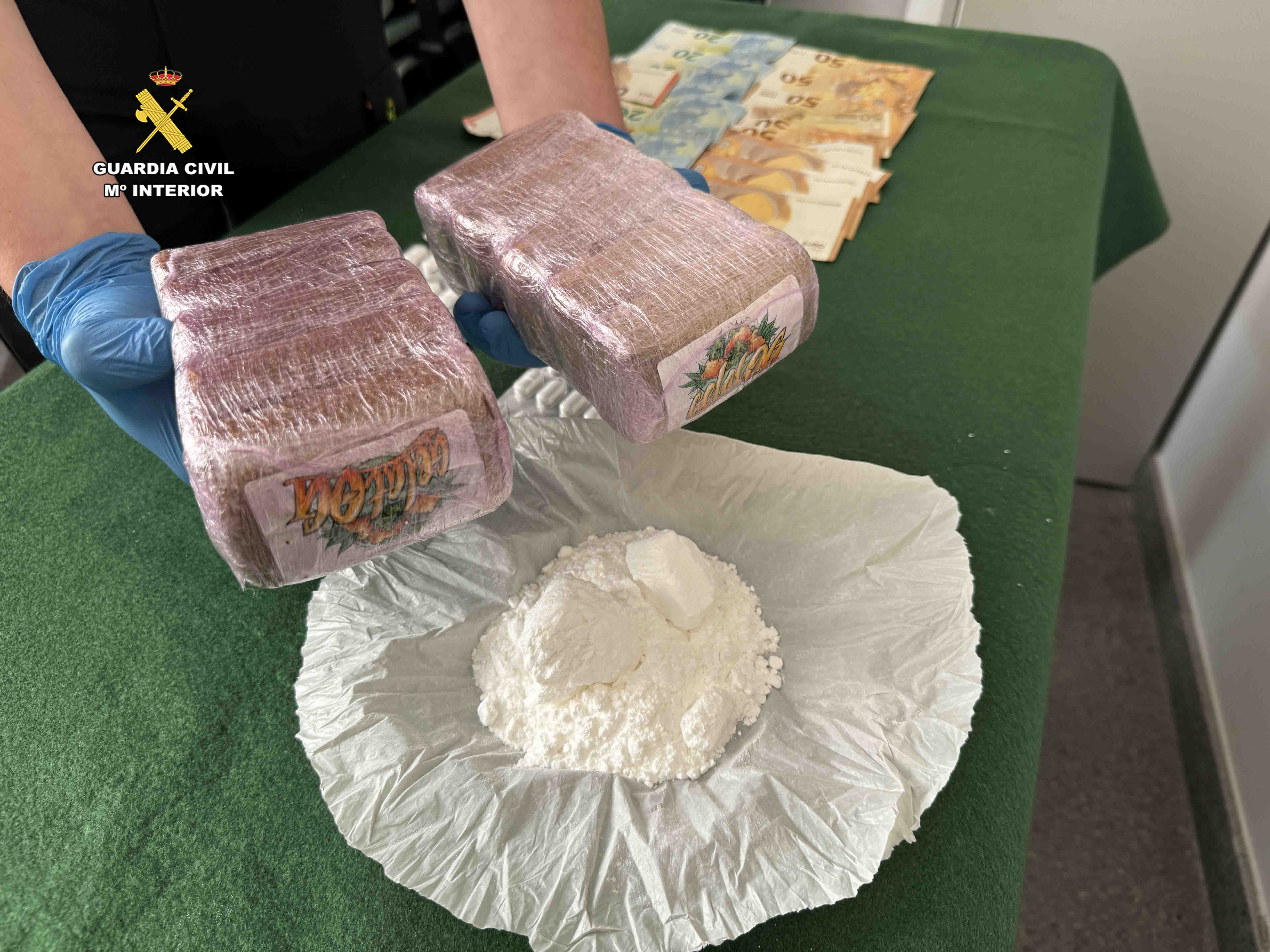 Detenidos droga vehículo 6
