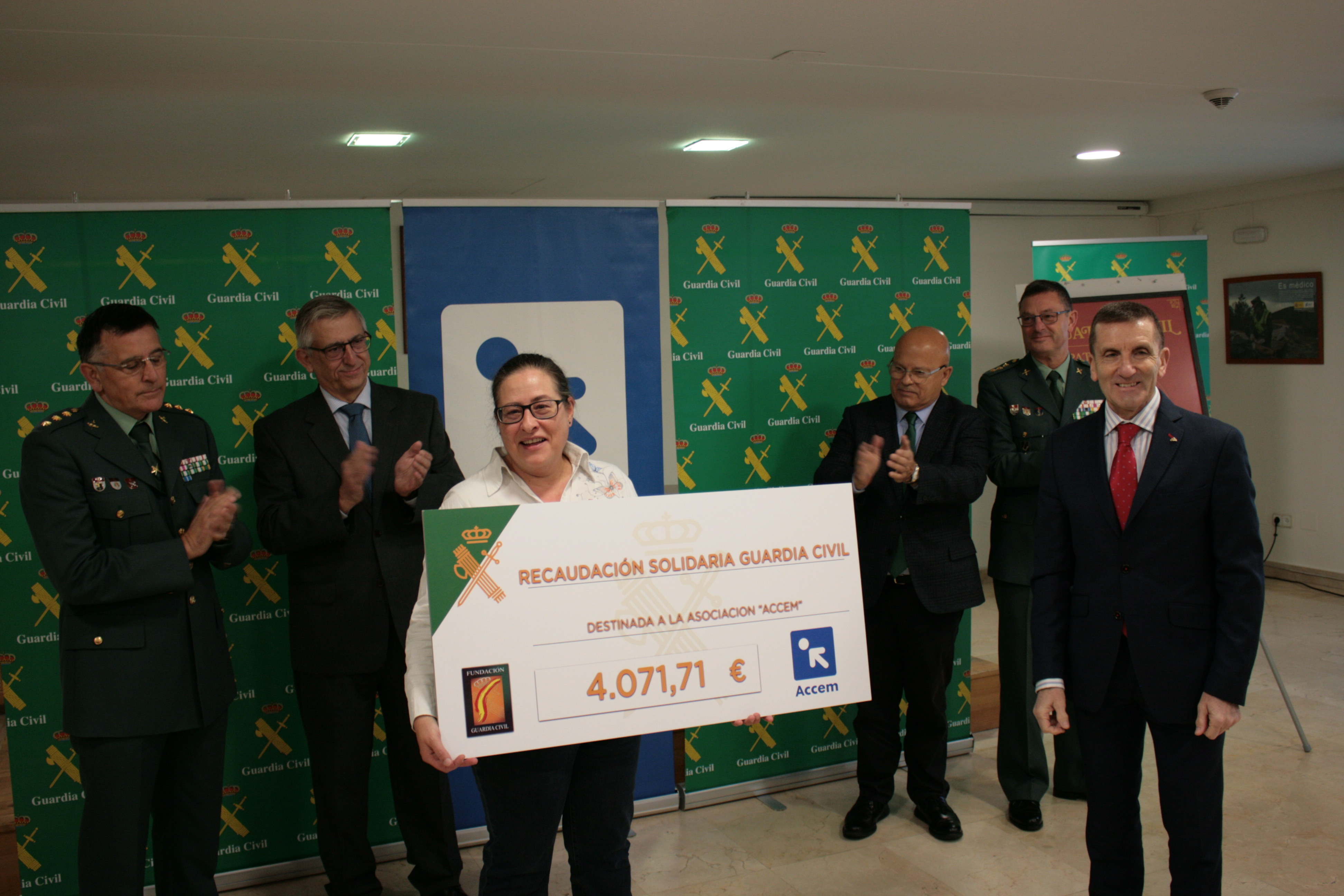 Entrega cheque donativo ACCEM León 2