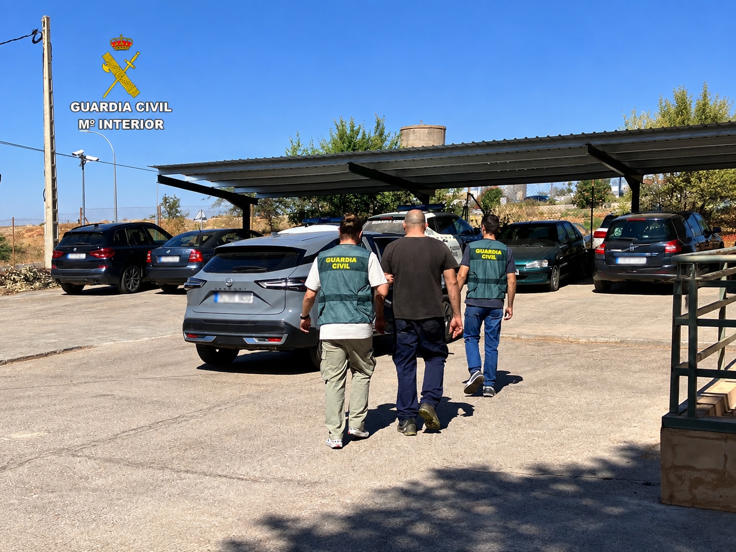 Escolta de la Guardia Civil en el aparcamiento
