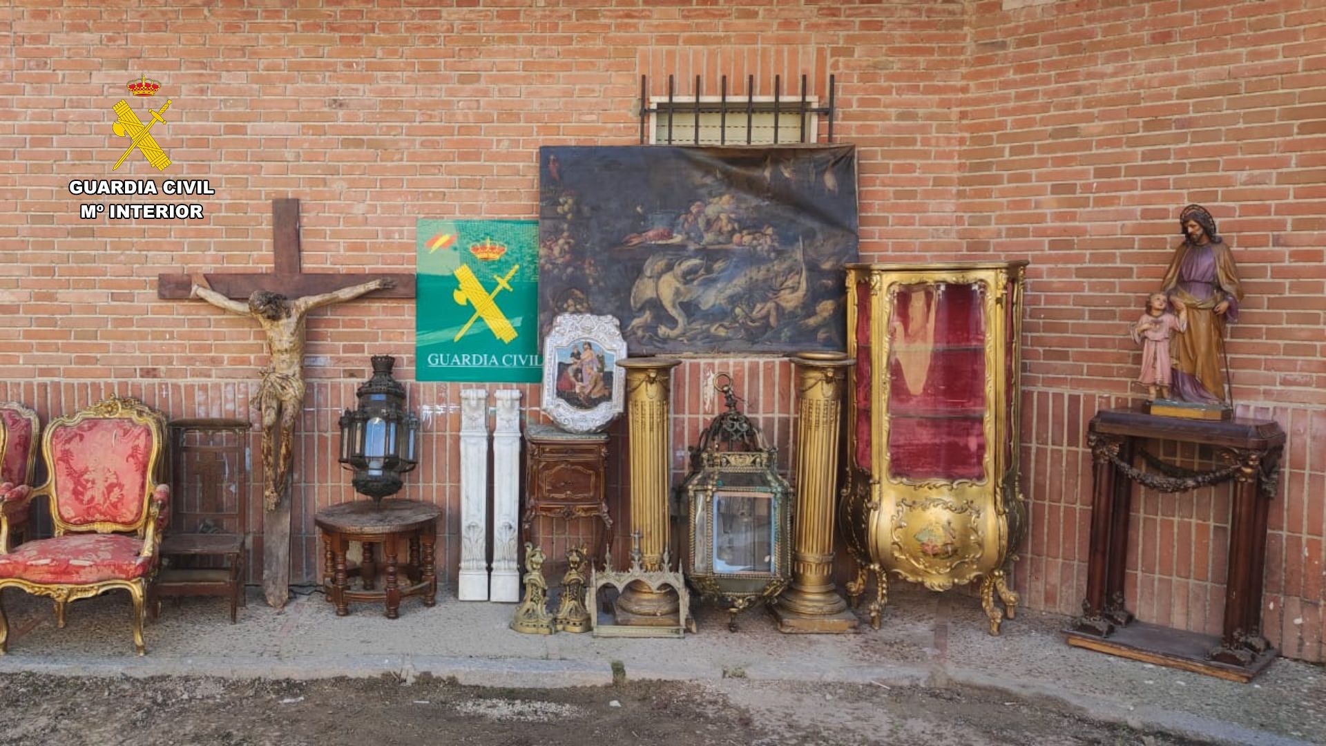 Fotografía 2 efectos religiosos recuperados caceres