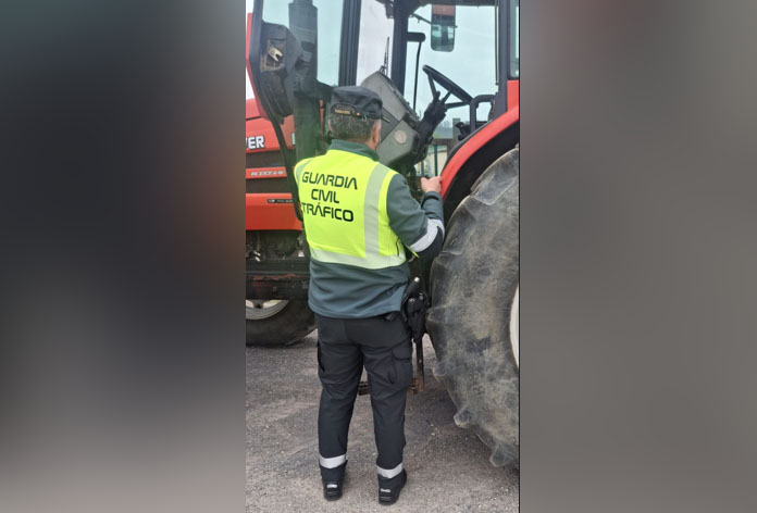 GUARDIA CIVIL TRÁFICO INSPECCIÓN TRACTOR 1.jpg