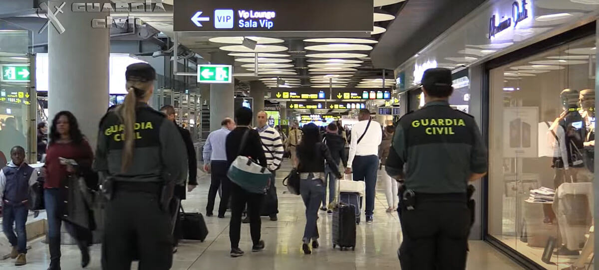Guardia Civil en el aeropuerto de Barajas 040121