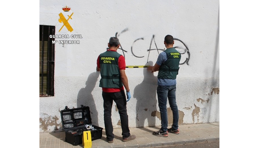 Guardia Civil en una de las fachadas que ha resultado pintada