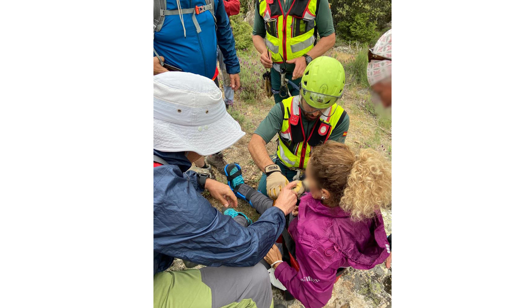 Guardia Civil junto a senderista accidentada en un momento del rescate
