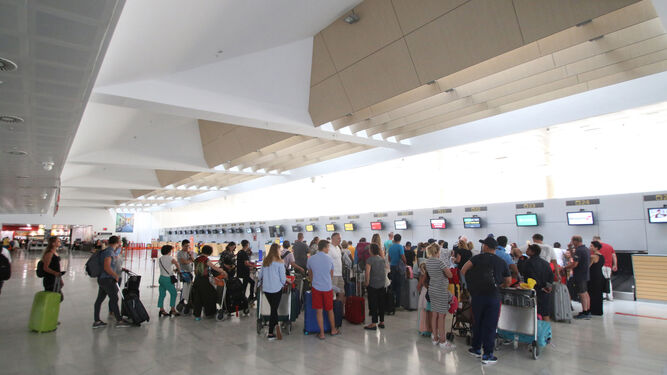 Imagen archivo viajeros aeropuerto Almeria
