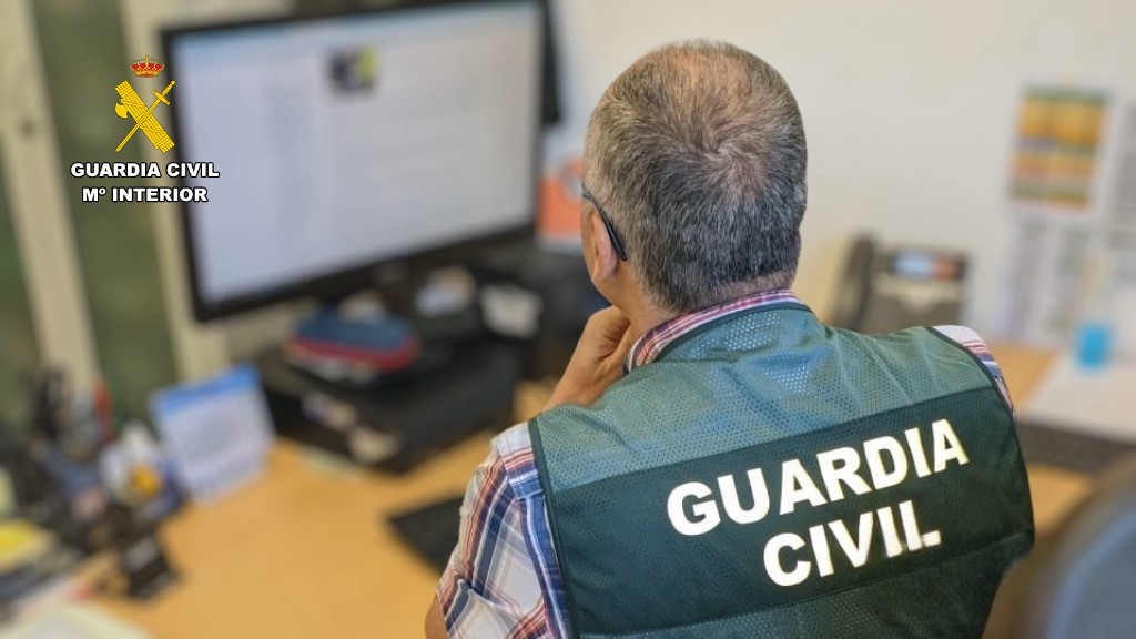 Imagen agente de la Guardia Civil durante la investigación