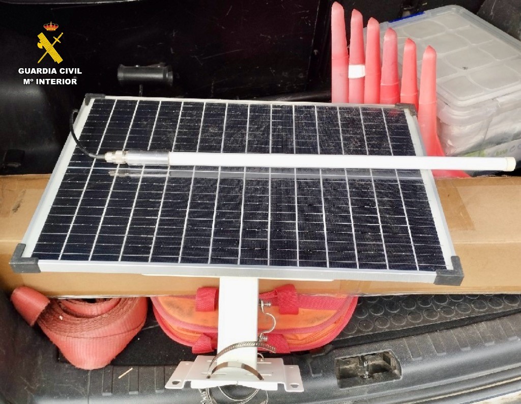 Imagen antena GPS y placa solar recuperadas