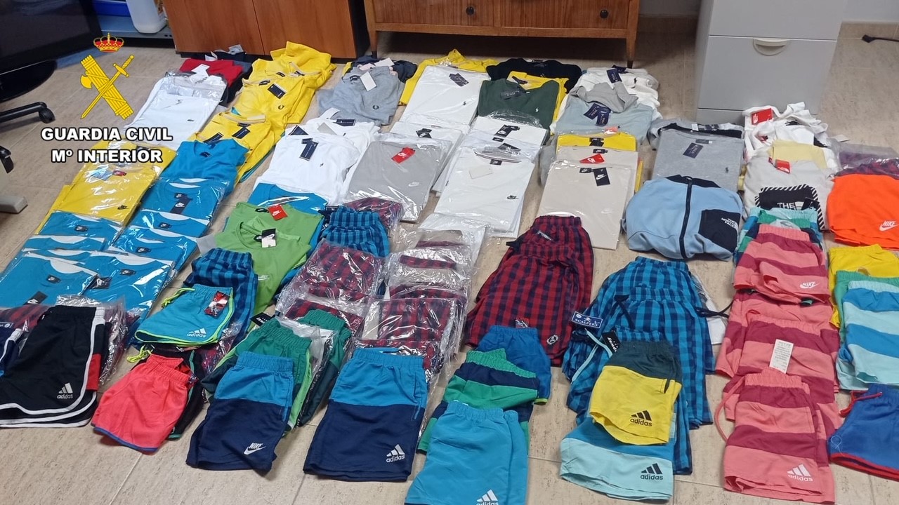 Imagen de la ropa aprehendida por Guardia Civil