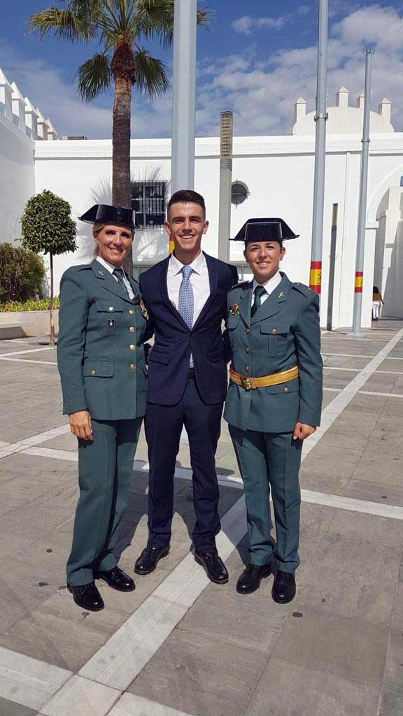 Laura con madre y hermano polilla