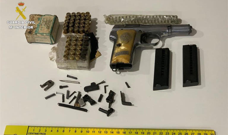 Pistola intervenida a un vecino de Arteixo detenido por tenencia ilícita de armas