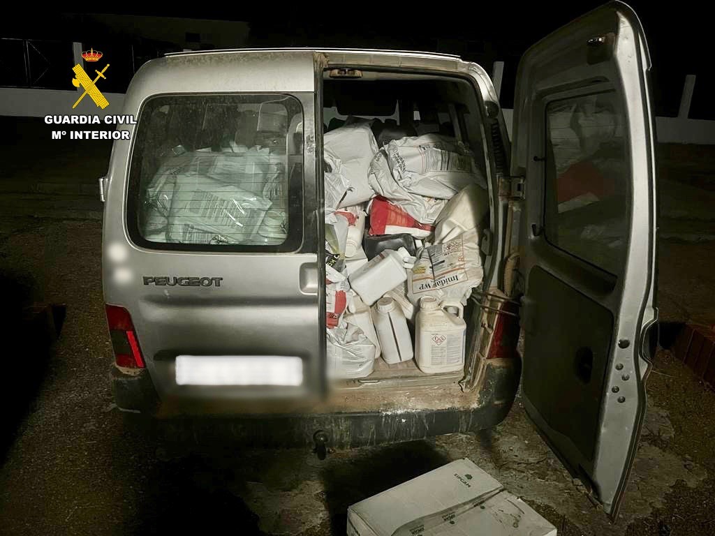 Uno de los coches recuperados cargado de efectos sustraídos