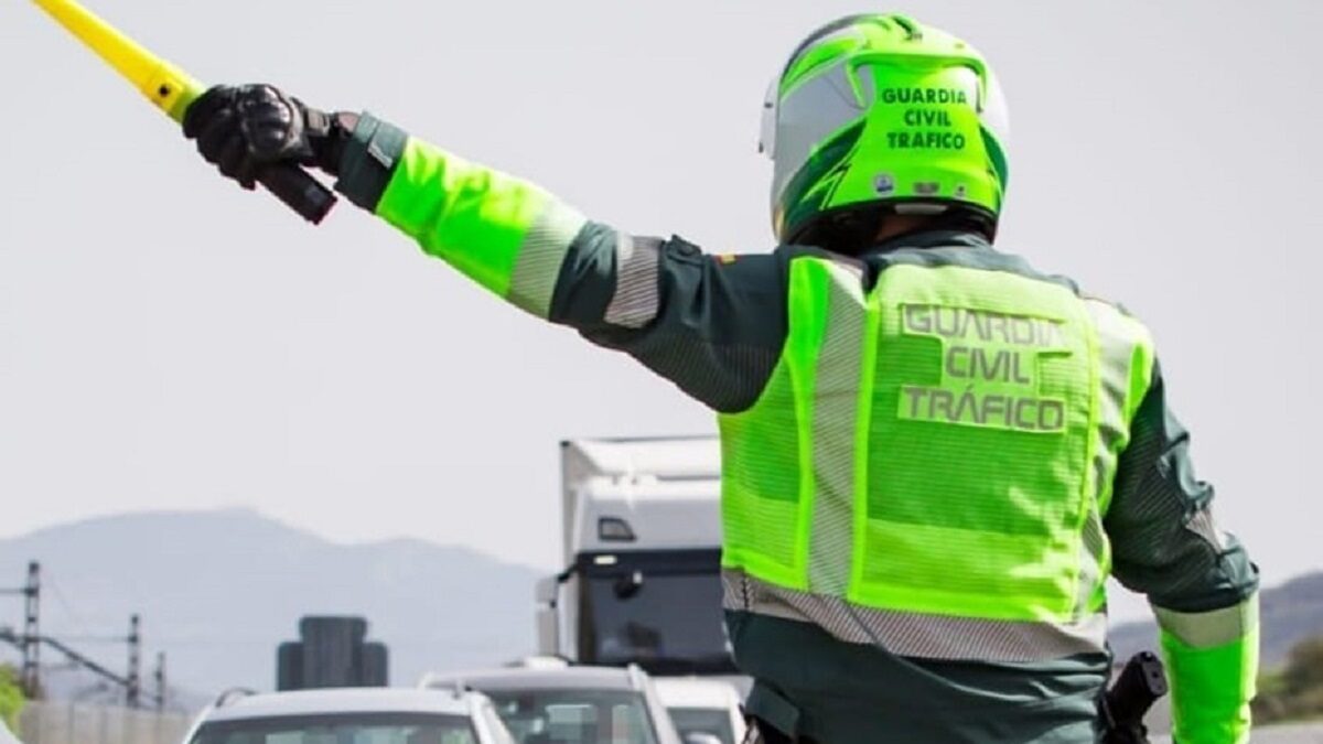 agente guardia civil regulando trafico