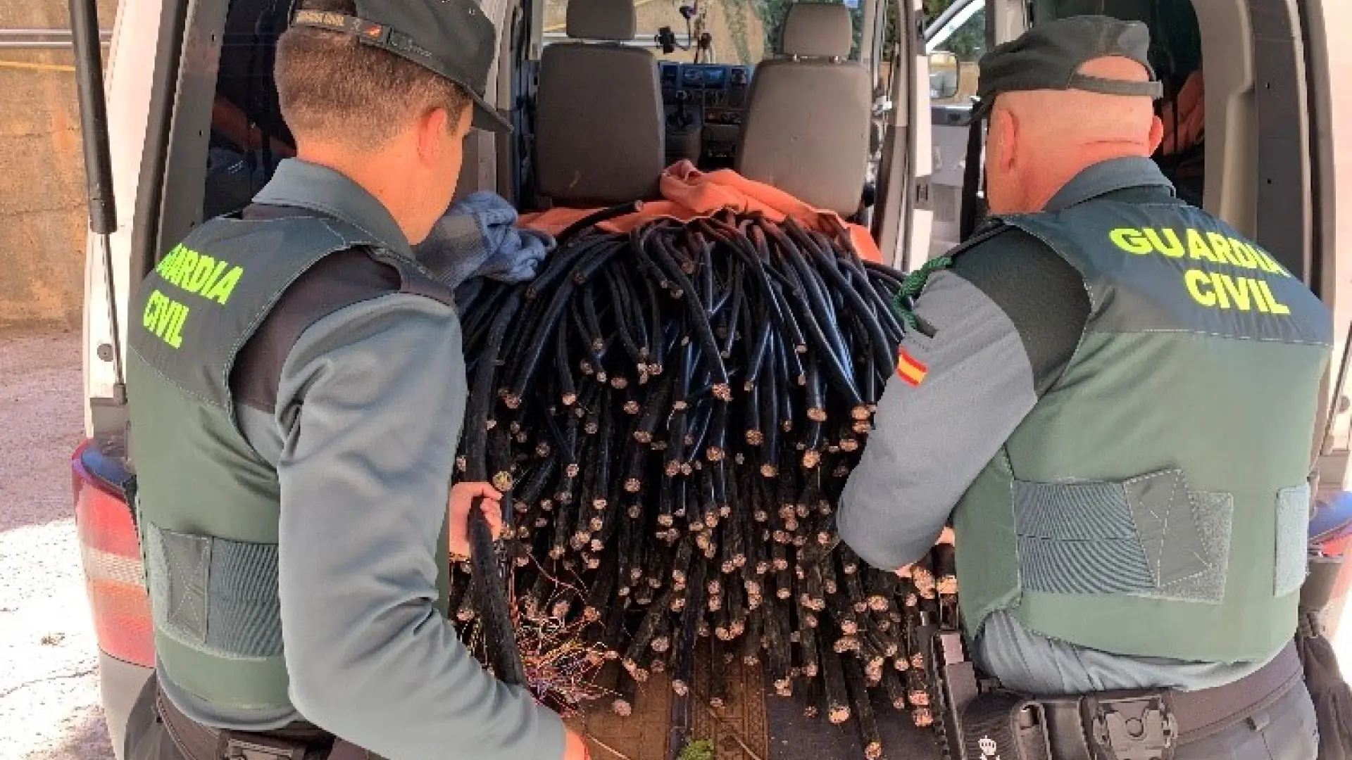 agentes de la guardia civil con el cable de cobre que se pretendia robar en ayerbe