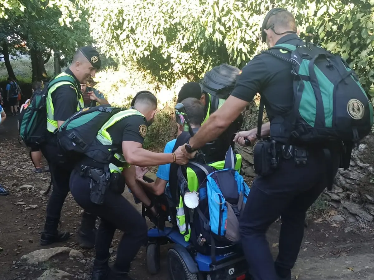 agentes grs guardia civil ayudan peregrino ela 