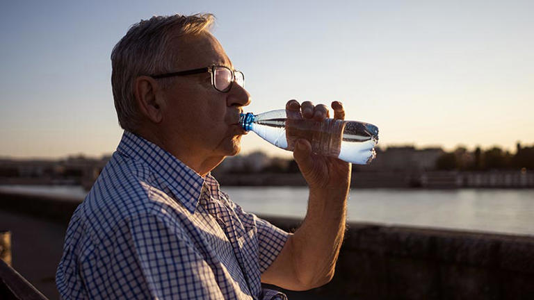 bebiendo agua
