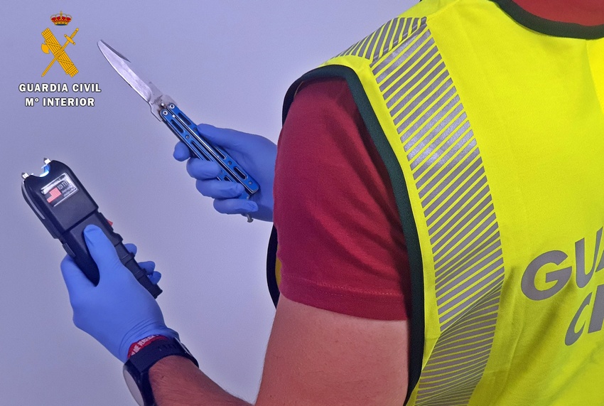 defensa electrica y navaja intervenidas