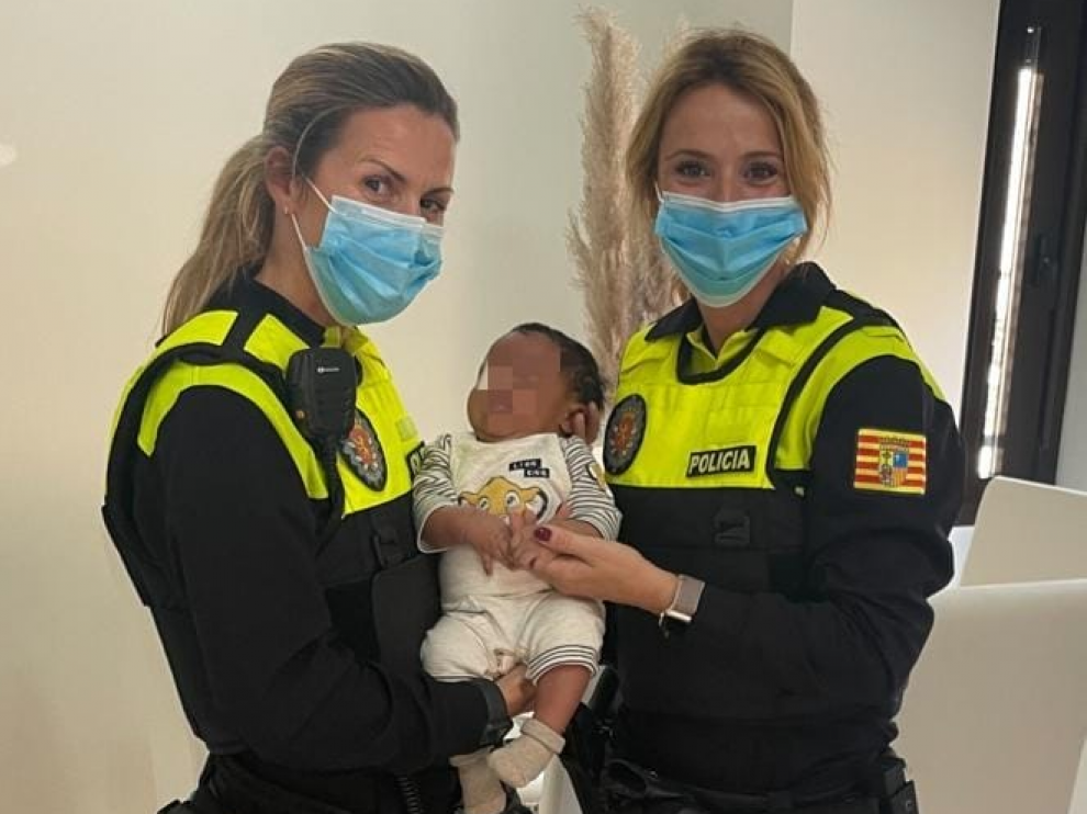dos policias locales salvan a un bebe