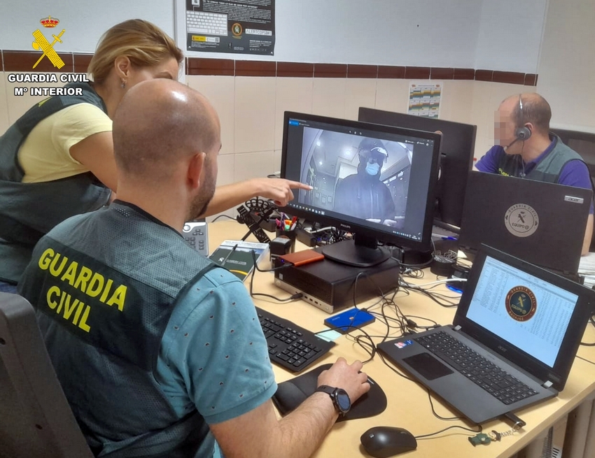 equipo analizando imagen