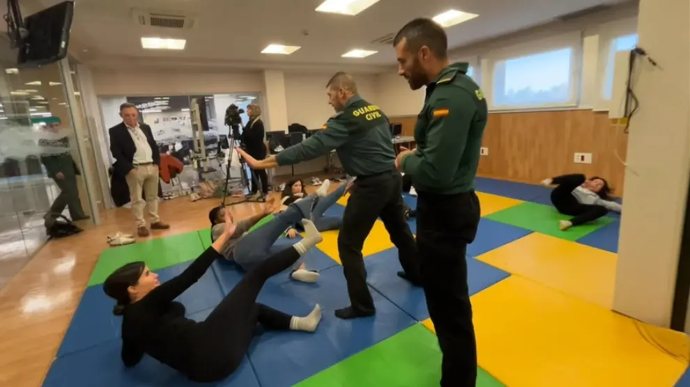 especialistas de la guardia civil ensenan tecnicas de proteccion y autodefensa al personal del hospital de barbastro 3