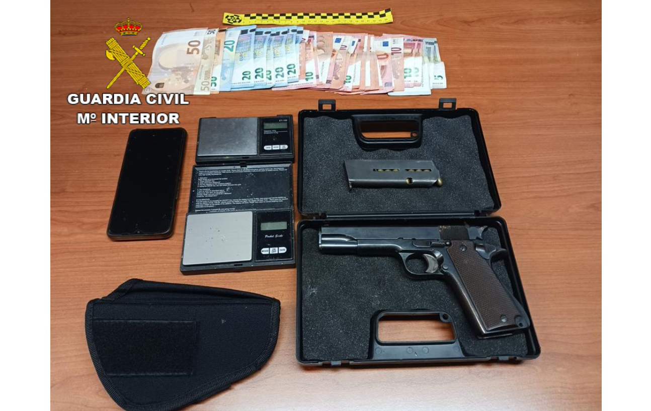 foto Dinero y Pistola Ponteareas