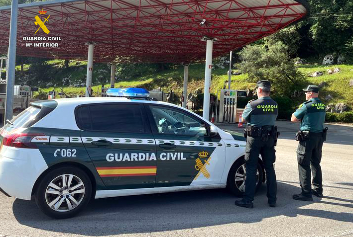 gasolinera vehiculo guardia civil