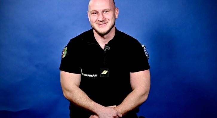 gendarme frances ayuda