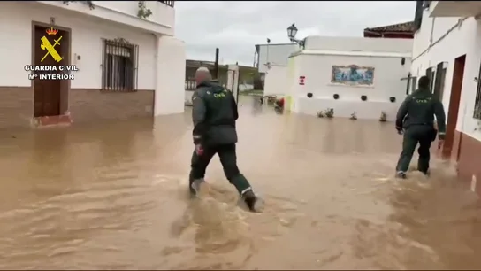 guardia civil desaloja 50 personas lora rio sevilla 160