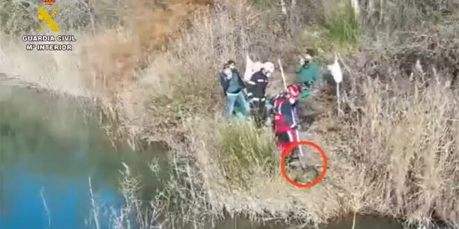 guardia civil seprona bomberos cam rescate perro ahogado laguna arganda 250525 01 660x330