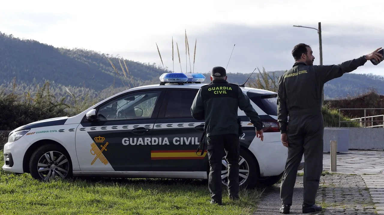 guardia civil seguridad ciudadana vehiculo patrulla