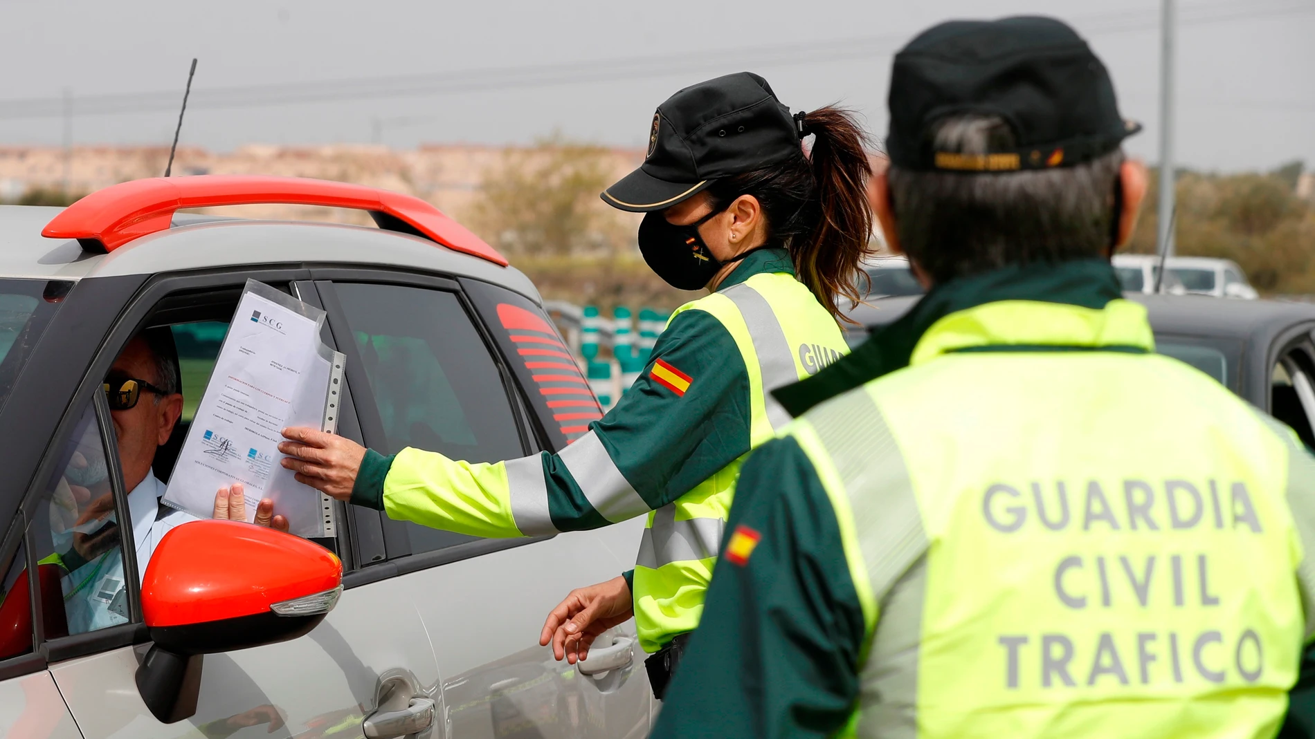 guardias civiles con mascarillas