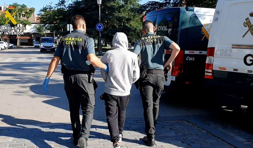 guardias civiles salvan joven en cantillana