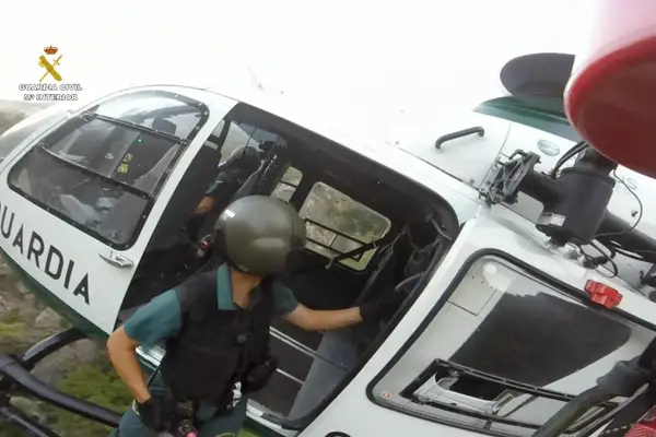 helicoptero guardia civil rescate montaña