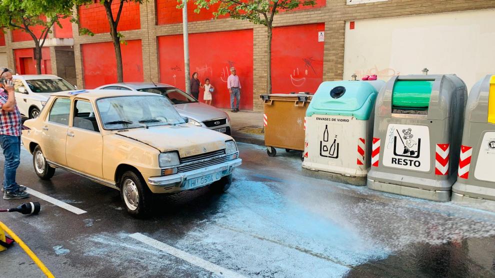 imagen del coche afectado por el incendio en pleno centro de huesca