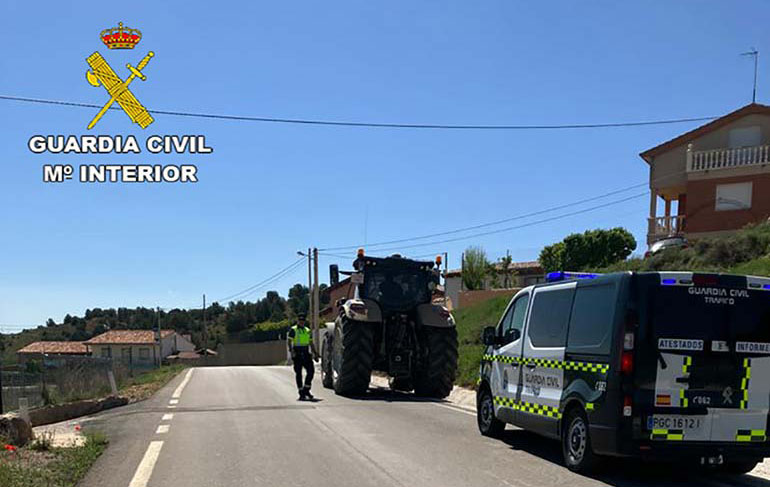 la guardia civil intercepta a una menor de 10 anos conduciendo un tractor en burbaguena gc