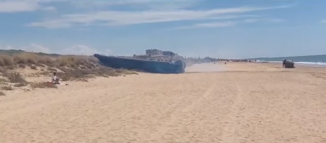 narcolancha encallada en la playa