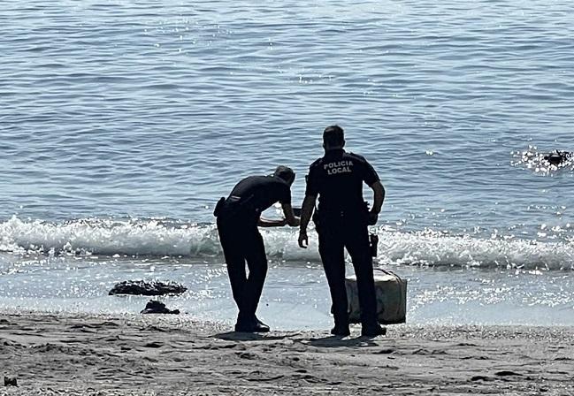 policia local almunecar retira un fardo de 38 kilos en playa marina del este 22 002