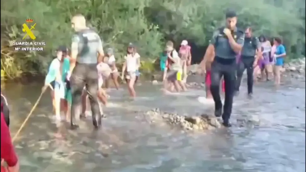 rescatados veintitres menores y dos monitores sorprendidos por una crecida del gallego en biescas