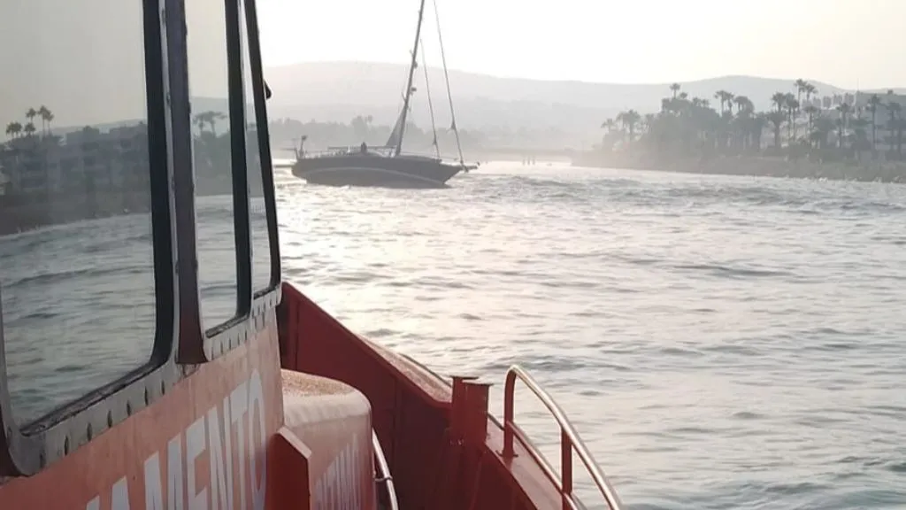 rescate velero encallado puerto sotogrande 1