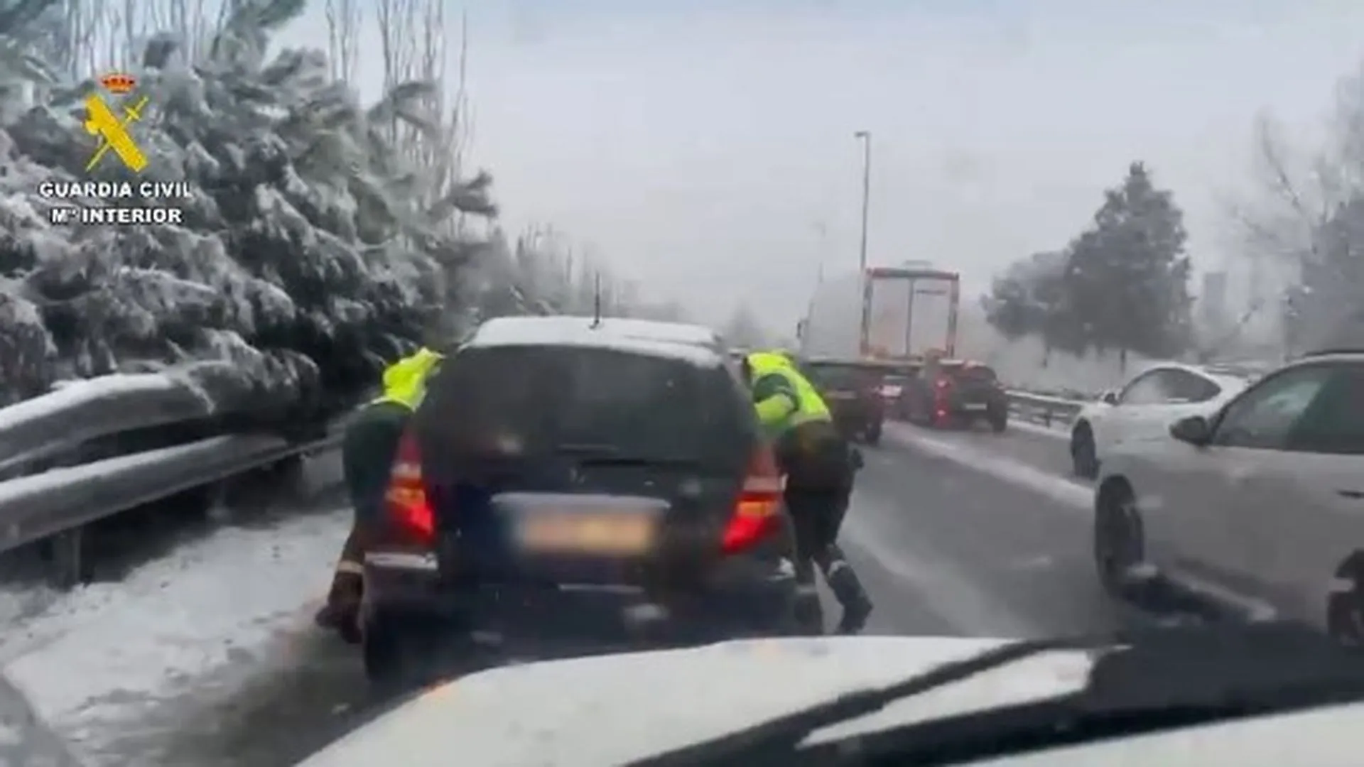 sierra de madrid agentes de la guardia civil auxilian a un conductor