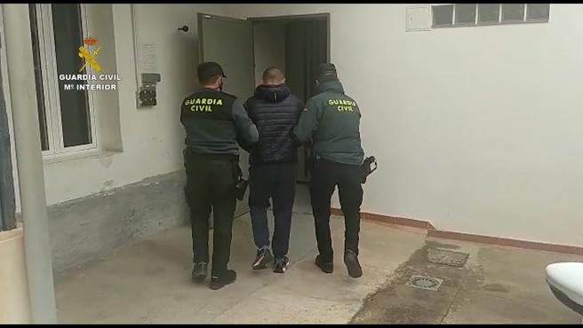 sucesos detenido un hombre en sant joan con 25 kilos de hachis en un coche de alquiler
