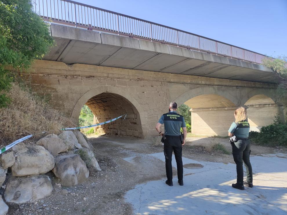 una patrulla de la guardia civil ha acordonado la zona en la que ha sido hallado el artefacto