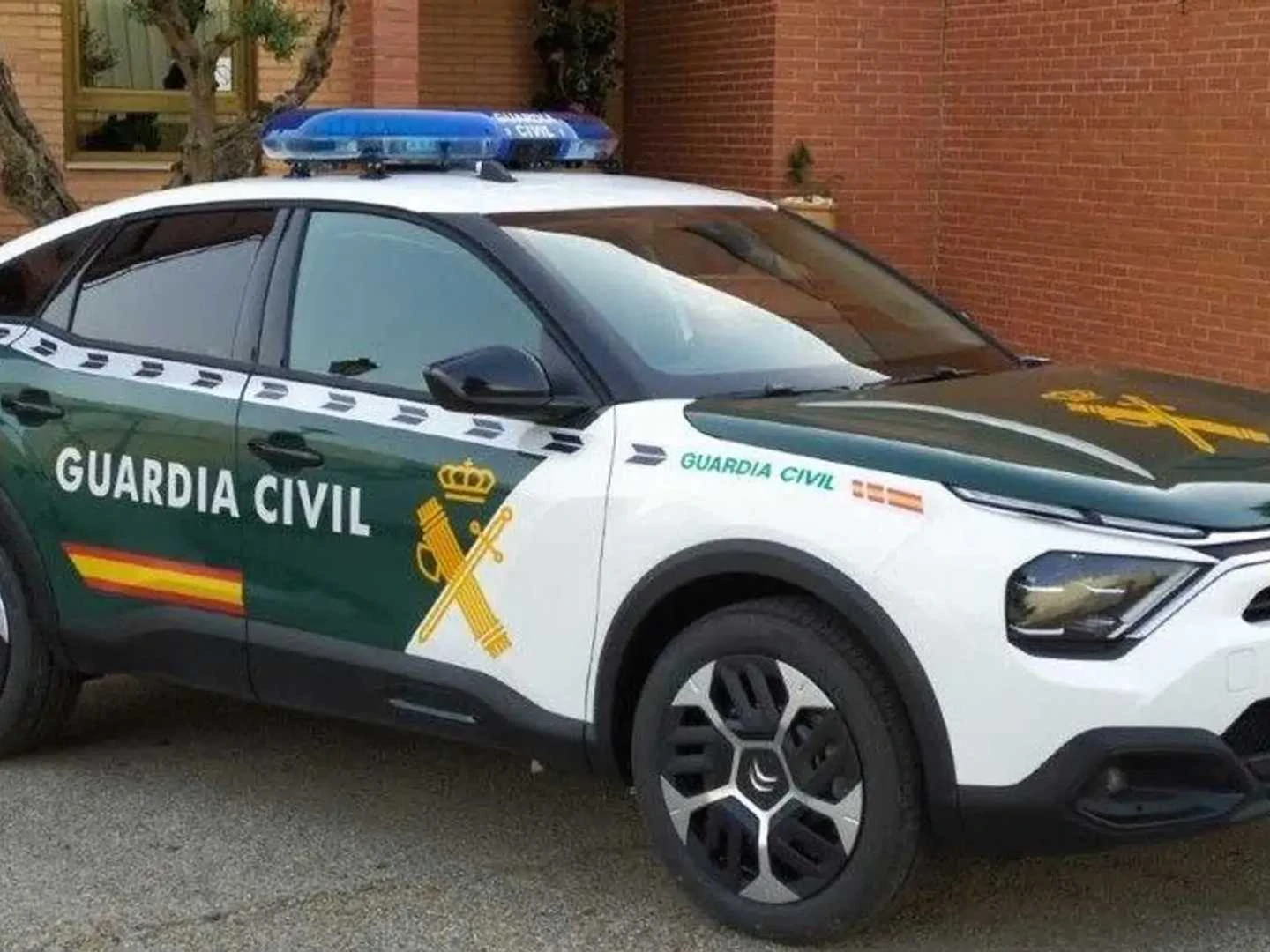 vehiculo citroen de la guardia civil